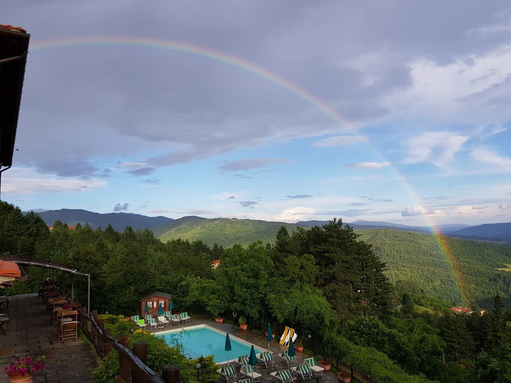 Fuga nel verde in un borgo della campagna aretina - immagine 2