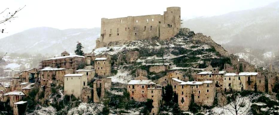 Fuga dalla città nel borgo che ascolta il fiume